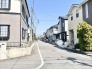 穏やかな日差しが注ぐ、心地よい街並みが広がります。
