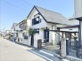 青空の下、静かに佇む住まい、穏やかな日常がここから始まります。