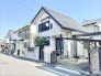 穏やかな街並みに映える、落ち着いた佇まいの住まい