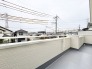 見晴らしの良いバルコニーから広がる、穏やかな街並み。