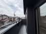 広がる空と街並みを望む、心地よい開放感のある空間。