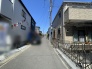 幅員の狭い道ですが、車通りの少ない住宅街に立地してます。
