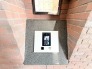 落ち着いた雰囲気のエントランス。オートロック式で防犯面にも配慮がなされ、宅配ボックスも備わっています。
