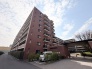 空と建物のコントラストが印象的な、広々とした暮らしを予感させる住まい