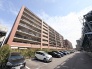 広々とした空と、整然と並ぶ住まいの佇まい