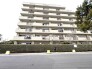 緑に囲まれた、落ち着いた佇まいの集合住宅。