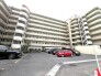 重厚感のある建物と、整然と並ぶ駐車場。