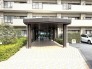 都会の喧騒を忘れさせる、緑豊かなエントランス空間。