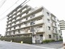 周囲の緑に調和する、穏やかな佇まい。