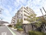 青空を映す、趣のある佇まいの住まい