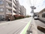 緑のラインが印象的な、閑静な住宅街の風景。
