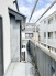 空と建物が調和する、穏やかな眺めが広がるバルコニー