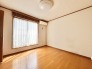 窓から差し込む柔らかな光が、心地よい空間を演出します。