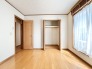 温かな木目と柔らかな光が、心地よい空間を演出します。
