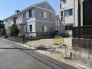 閑静な住宅街の一角にあり、周囲と調和しながらも開放的な暮らしを想像させる落ち着いた佇まいの敷地です。