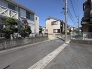 穏やかな日常の気配が漂う、落ち着いた住宅街の風景が広がる住環境です。