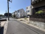 穏やかな時間が流れる住宅街の一角にあり、周囲の落ち着いた景観と調和する整った街並みが印象的です。