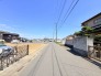 住民の方が主に利用する交通量少なめの道路に面してます。
