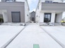 洗練された住宅街に佇む、整然とした街並みと調和するモダンなアプローチが静かな暮らしを予感させます。