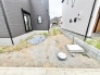 建物と建物の間にゆとりを感じさせる、暮らしの可能性が広がる敷地の外観です。