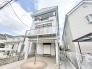 空と白壁のコントラストが映える、整然とした佇まい
