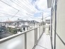 街並みを望む、開放感のあるバルコニー空間