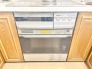温かみのある木目調と機能的なデザインが調和するキッチン空間