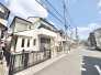 空と街並みが調和する、洗練された住まいの佇まい。