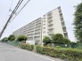 街並みに溶け込む落ち着いた佇まいと、長く愛されてきた安心感が伝わる重厚なレジデンスです。