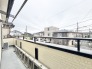 穏やかな空の下、心地よい風が吹き抜ける開放的な眺め。