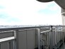 広がる空と街並みを、爽やかに見晴らす開放感。