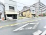 街並みに溶け込む、親しみやすい佇まい。