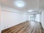 木目調の床が温かみと広がりを感じさせる、落ち着きある空間。