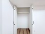 開け放たれた扉が、整然とした空間へと誘います