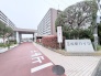 緑豊かなエントランスに心癒される、落ち着いた佇まいの住まい。