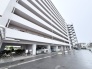 穏やかな空の下、安全に駐車できる安心感のある佇まい。