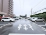 清潔感のある舗装と、整然と並ぶ駐車スペースが快適な暮らしを予感させます