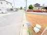 駐車が苦手な方にも嬉しい、前面６ｍ道路に面した住まい。

