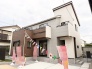 多様な文化を感じさせる、広々とした空間が広がります。