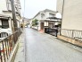 静かな街並みに溶け込む、穏やかな暮らしの風景。