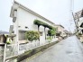 整然とした街並みに映える、穏やかな佇まい。