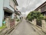 四季の移ろいや暮らしの気配を感じる、静かで落ち着いた住宅街の風景が広がっています。