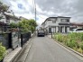 落ち着いた住宅街の中にあり、日々の暮らしに穏やかな安らぎを感じられる周辺環境です。