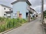 穏やかな街並みに馴染む落ち着いた佇まいで、日々の暮らしに心地よい静寂をもたらしてくれる住まいです。
