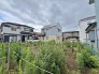 周辺の穏やかな住環境に溶け込み、日々の暮らしに安らぎを感じさせる開放的な敷地です。