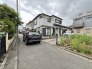 落ち着いた住宅街の雰囲気に馴染む、日々の生活を穏やかに包み込む佇まいの住まいです。