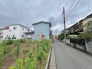 穏やかな時間が流れる住宅街の中で、空が広く感じられる落ち着いた佇まいの風景です。