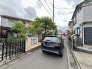 閑静な住宅街の中にあり、落ち着いた暮らしの気配を感じる周辺環境です。