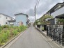 落ち着いた住宅街の中に位置し、日々の暮らしに穏やかな安らぎを感じさせてくれる周辺環境です。