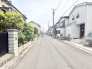 緑豊かな生垣が心地よい、穏やかな住宅街の風景